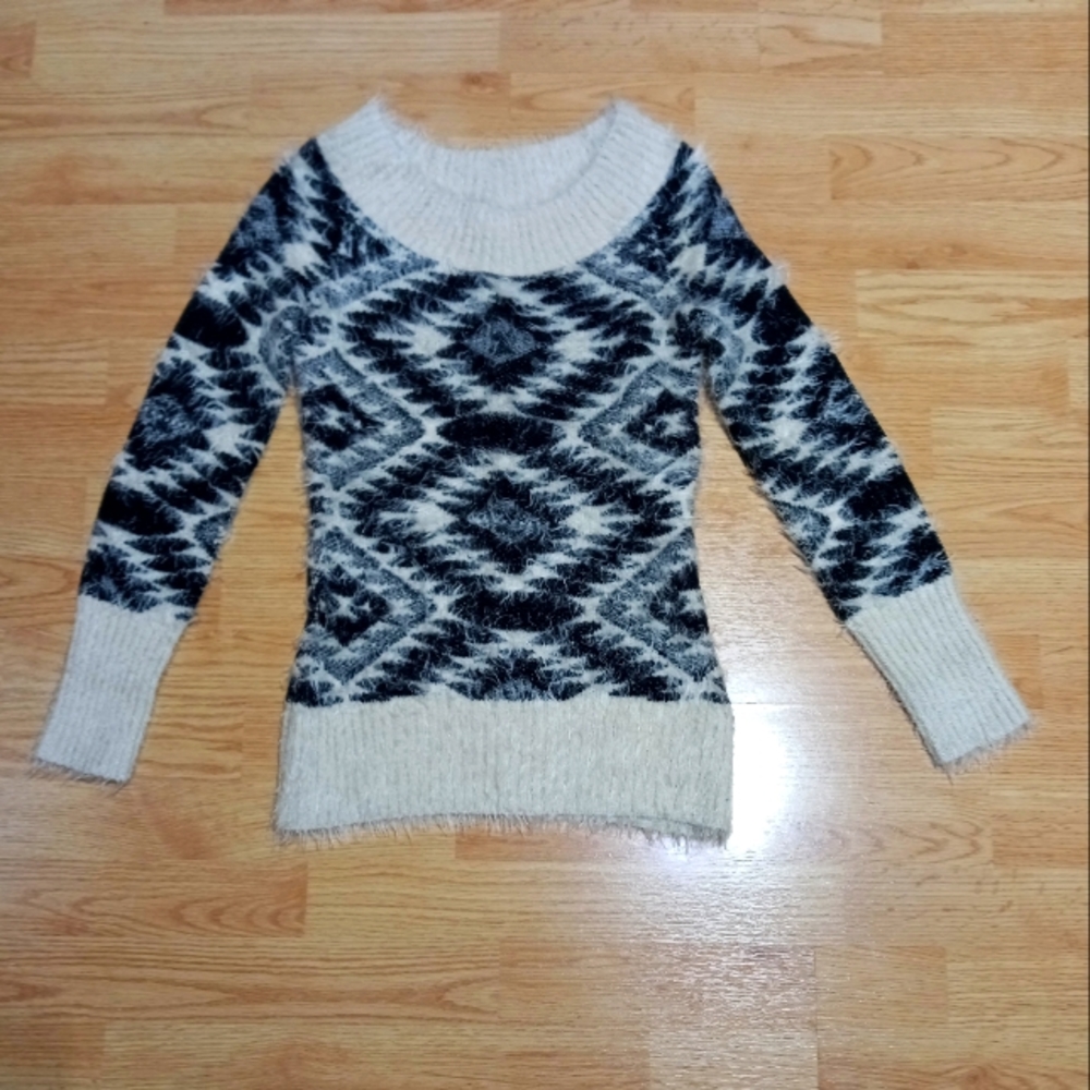 Kismet Aztec print fuzzy sweater. EUC. Size xs.